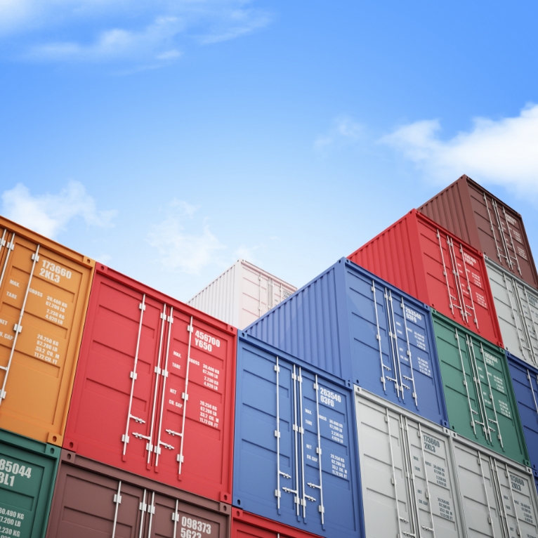 積み立てられたコンテナの写真