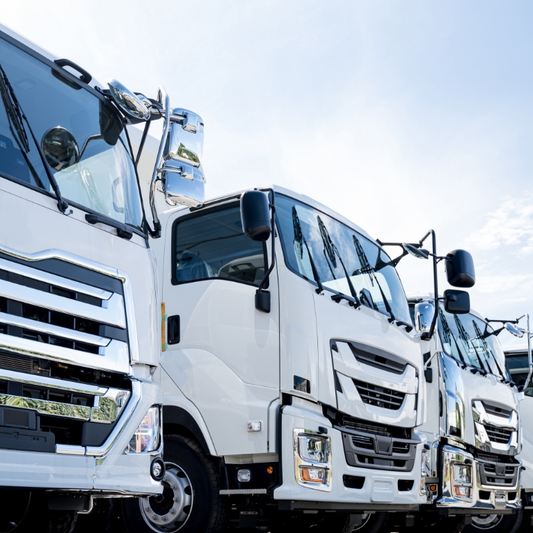 トラック3台が並んでるの写真