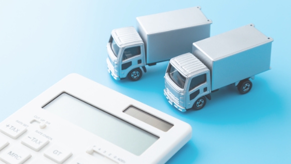トラックの模型と電卓の写真